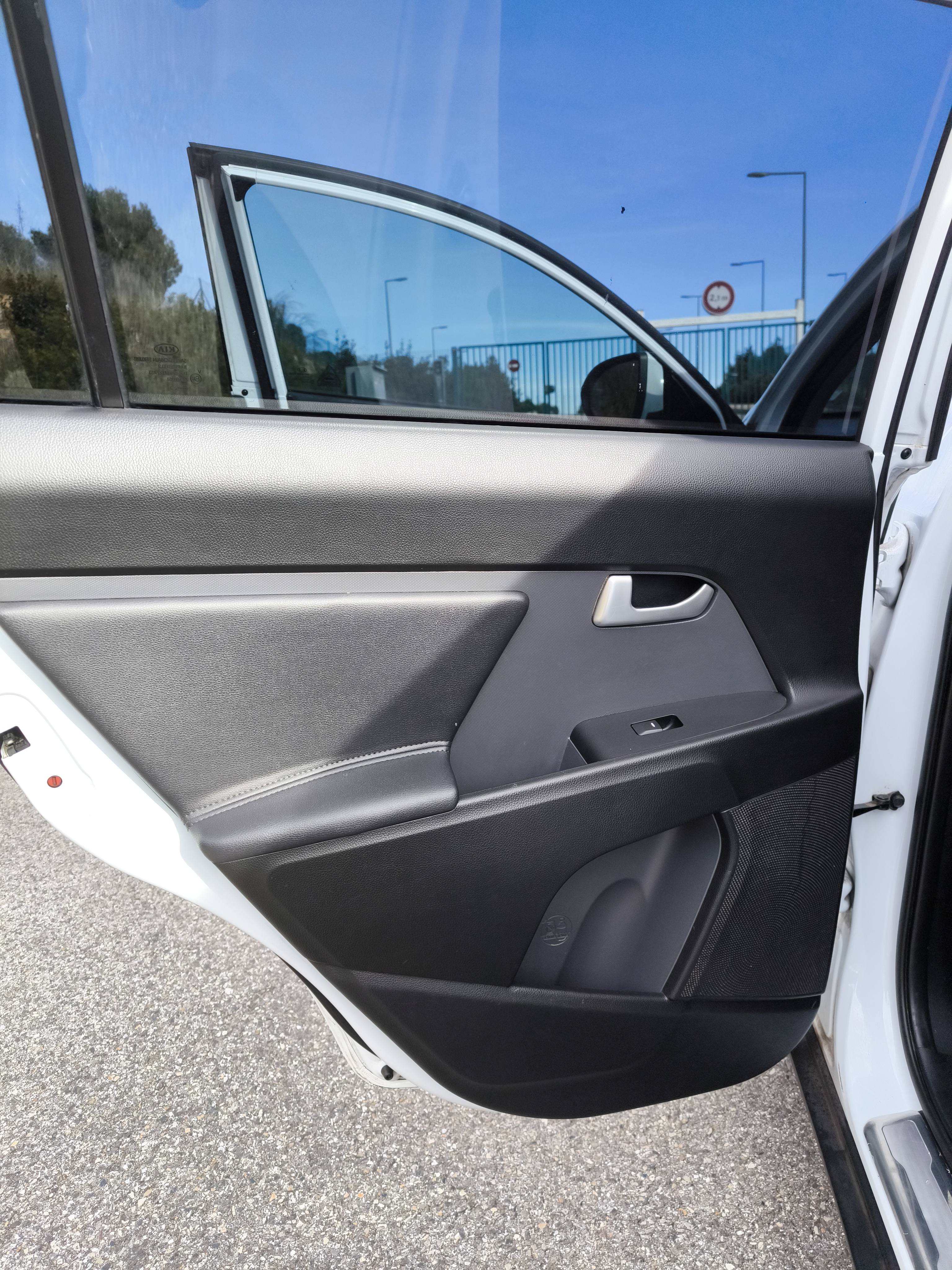 Avant nettoyage panneau de porte : plastiques marqués et surfaces ternes