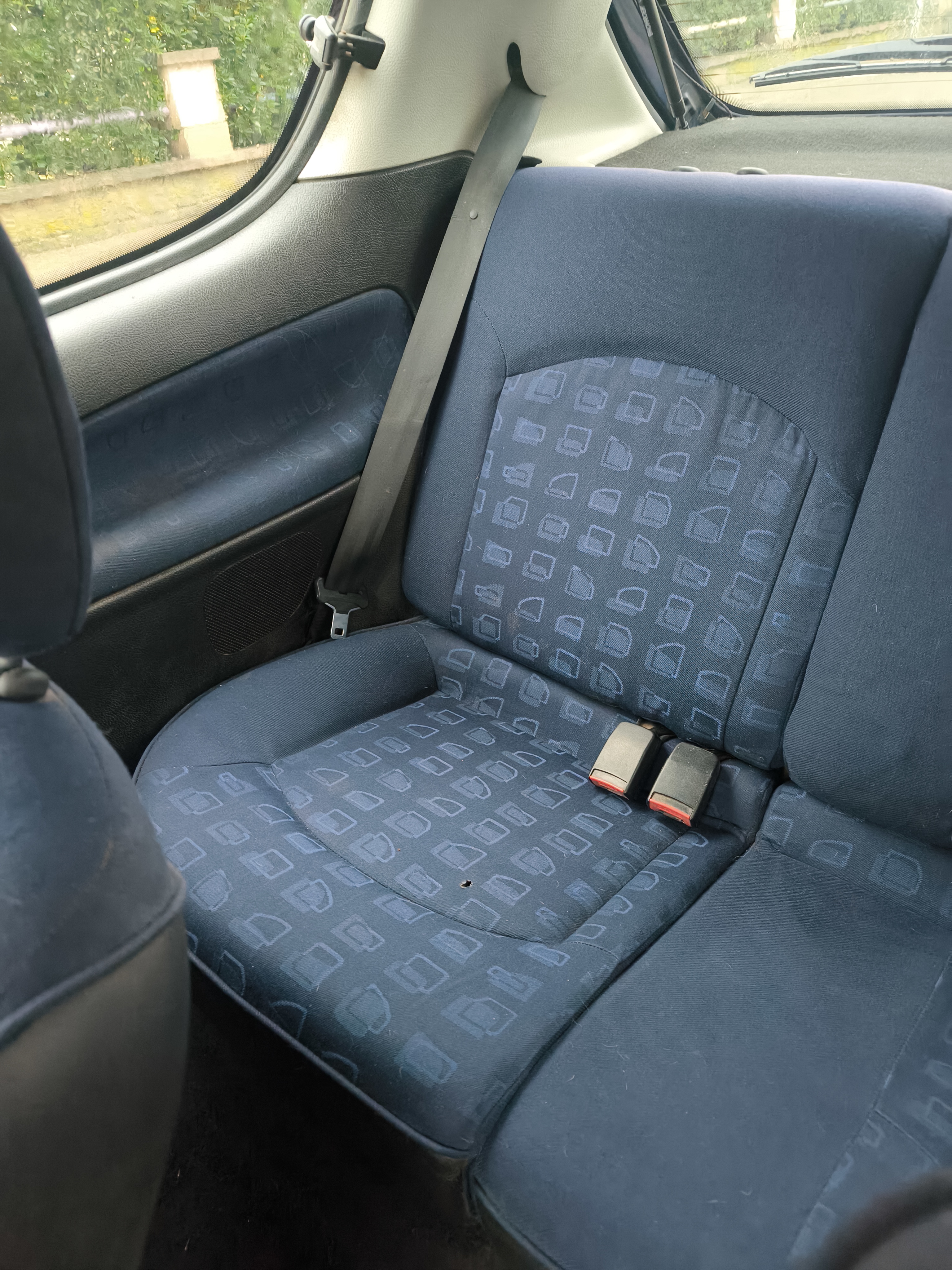 Avant nettoyage banquette arrière : tissu poussiéreux et saletés incrustées