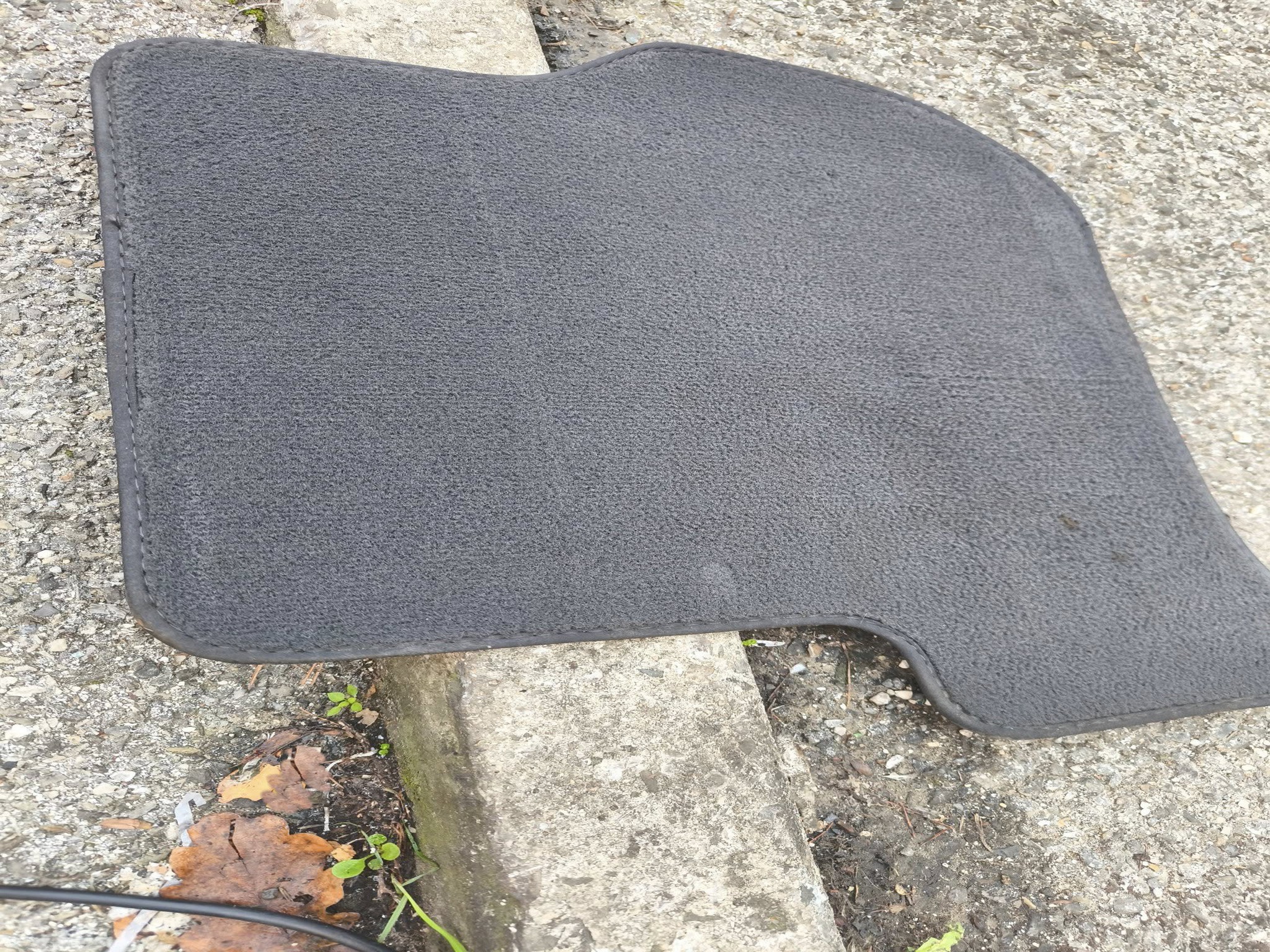 Avant nettoyage tapis voiture - taches visibles