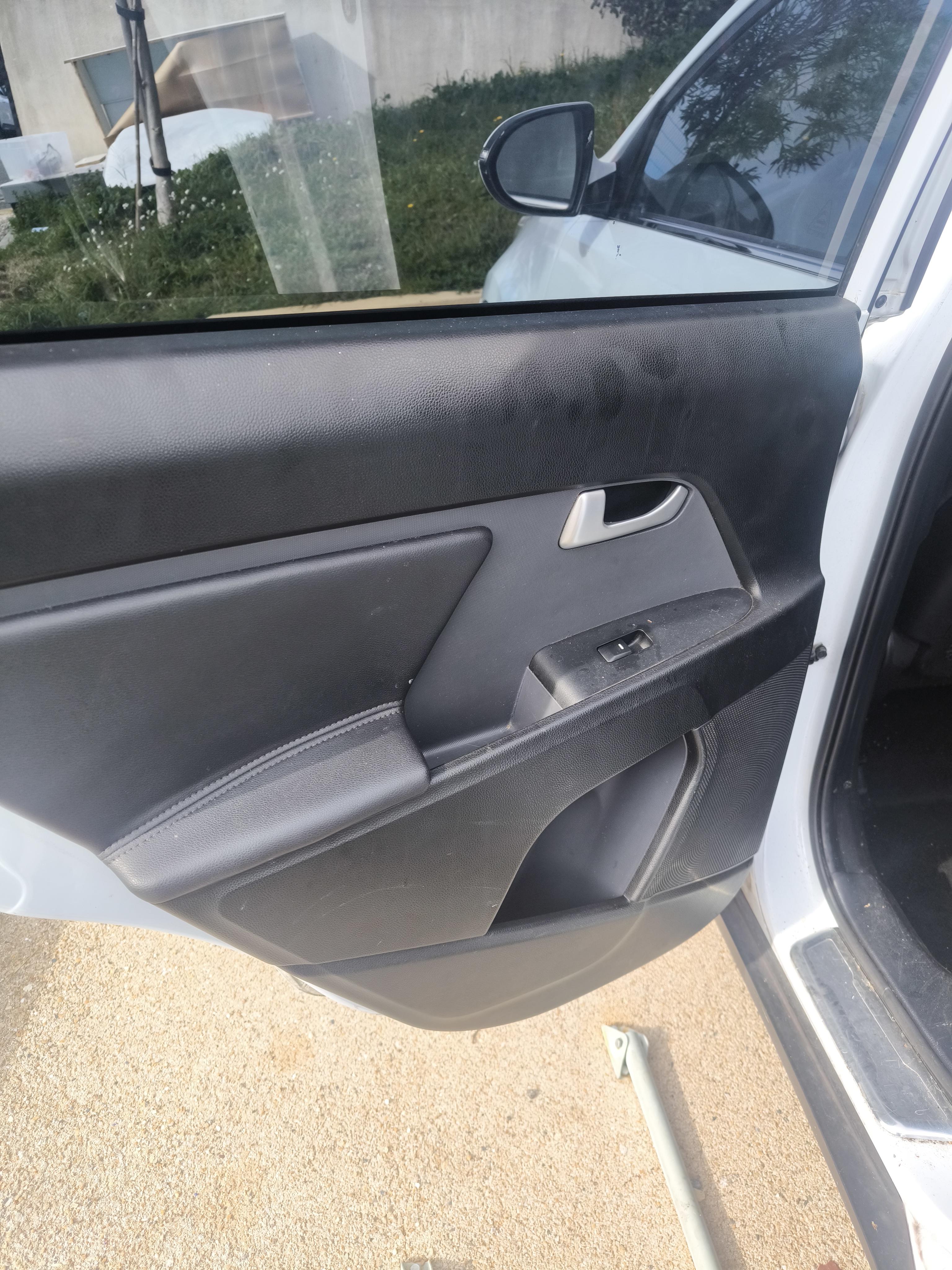 Après nettoyage panneau de porte : plastiques propres et surface ravivée